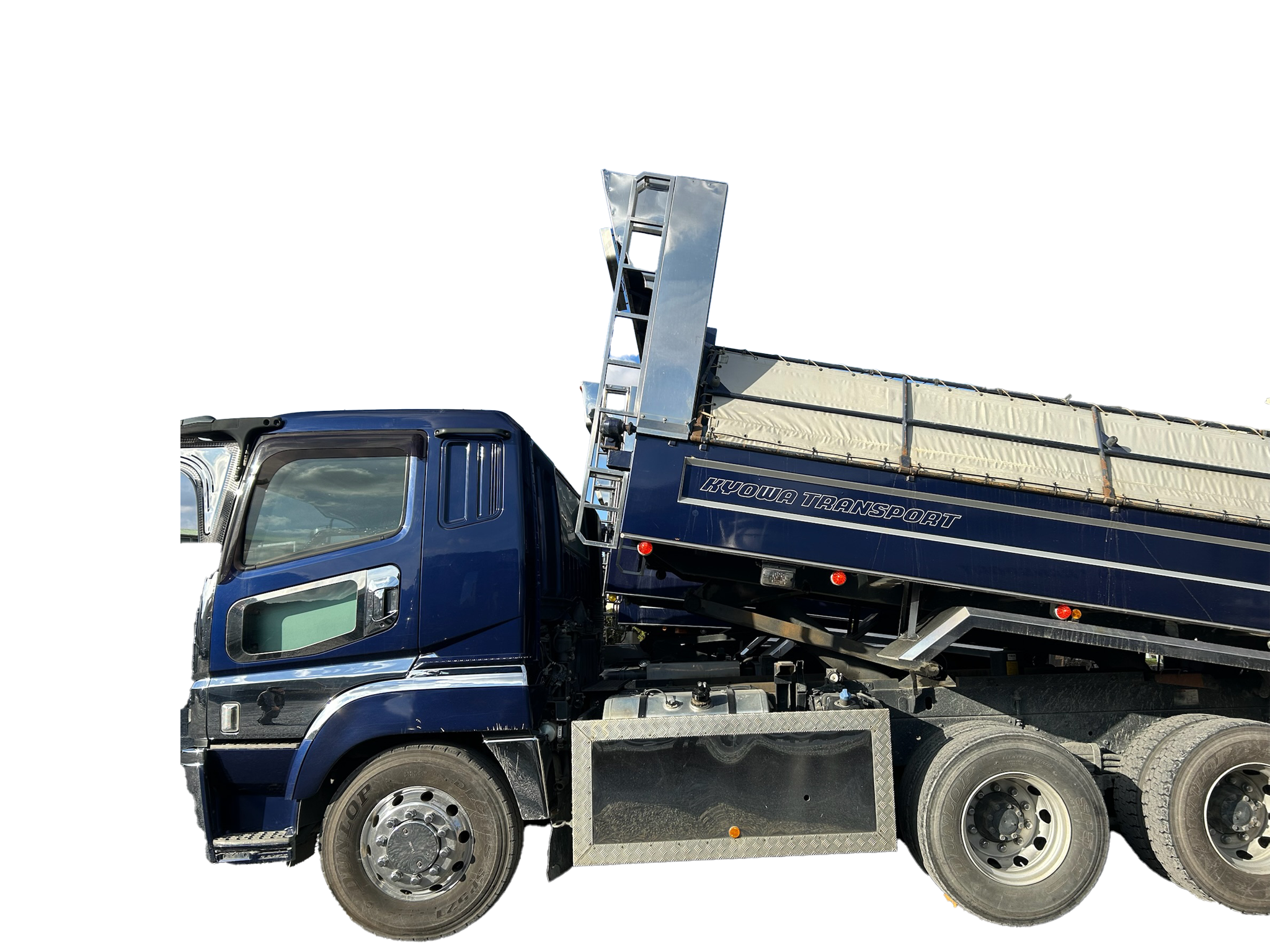 荷台を傾けて荷物を下ろすダンプカー