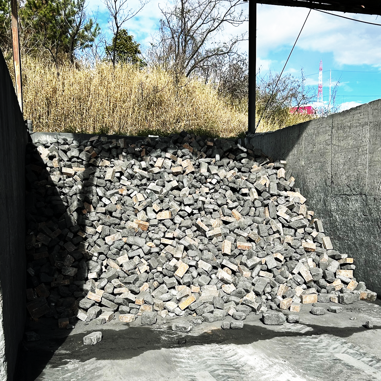 粉砕前の耐火物